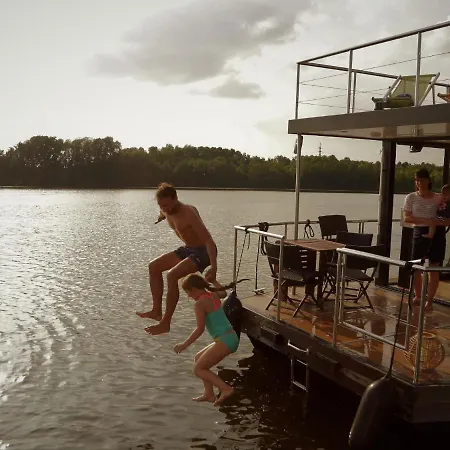 Tekne Houseboat On The Dahme *